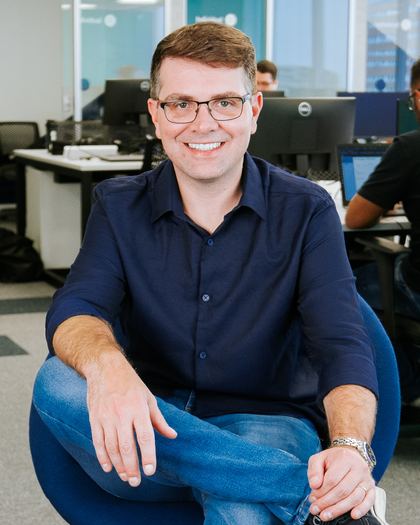 Profissional autônomo sorrindo, sentado em um ambiente de trabalho